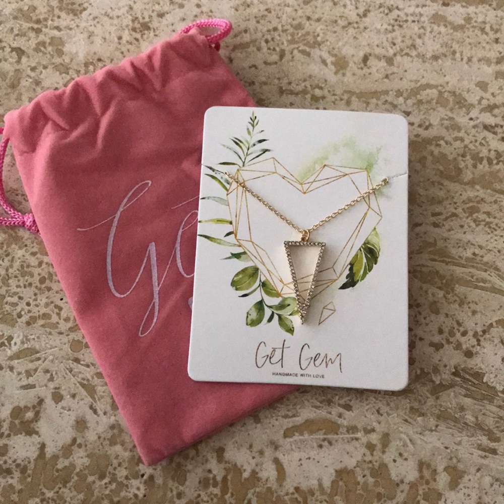 5/$30 NWT Gold triangle necklace 💎